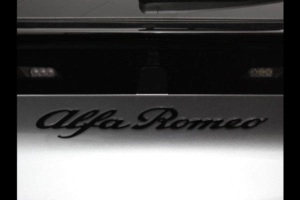 Alfa Romeo junior Elettrica Automaat 156PK Adaptieve Cruise Control LMV 18 inch Full Led Matrix Parkeer sensoren Navigatie Apple Carplay / Android auto  Climate Control