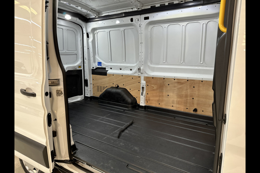 Ford Transit 2.0 TDCI L2H2 3Pers. / Pdc.V+A / Airco / Radio multimedia / Imperial / Apk 07-2026