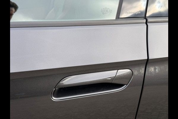Volkswagen ID.4 Tech Max 77 kWh, VOL OPTIES, panoramadak, electr trekhaak, headup display, matrix led, NL auto met nap