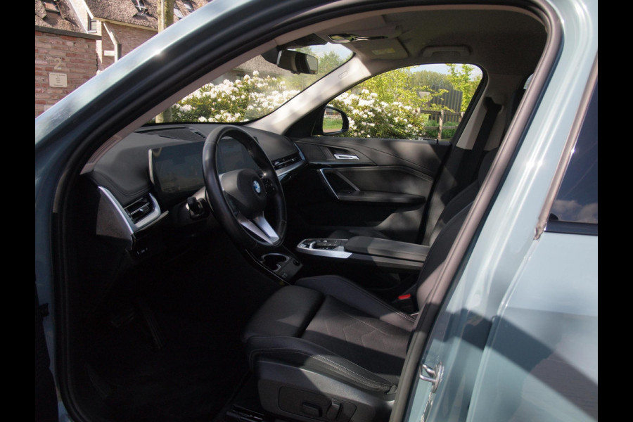 BMW X1 sDrive18i | NIEUW MODEL | Trekhaak | Sportstoelen met geheugen | Sfeerverlichting | Camera | Leer |