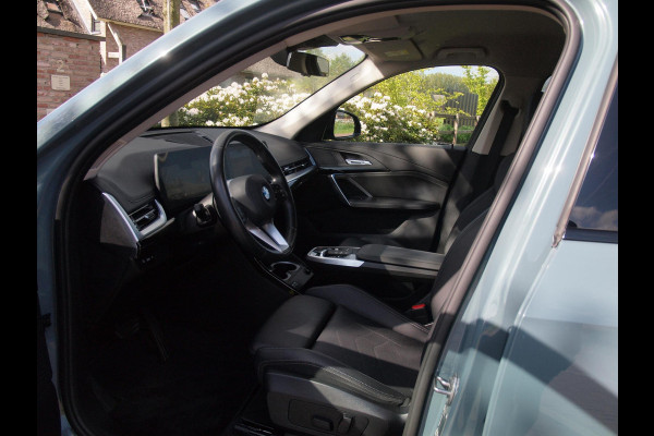 BMW X1 sDrive18i | NIEUW MODEL | Trekhaak | Sportstoelen met geheugen | Sfeerverlichting | Camera | Leer |