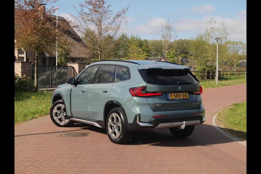 BMW X1 sDrive18i | NIEUW MODEL | Trekhaak | Sportstoelen met geheugen | Sfeerverlichting | Camera | Leer |