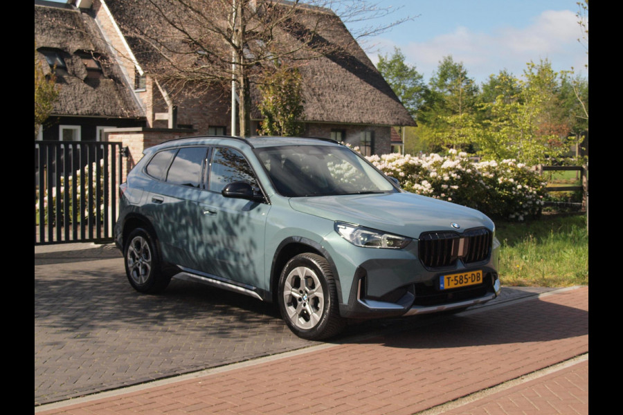 BMW X1 sDrive18i | NIEUW MODEL | Trekhaak | Sportstoelen met geheugen | Sfeerverlichting | Camera | Leer |