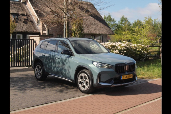 BMW X1 sDrive18i | NIEUW MODEL | Trekhaak | Sportstoelen met geheugen | Sfeerverlichting | Camera | Leer |
