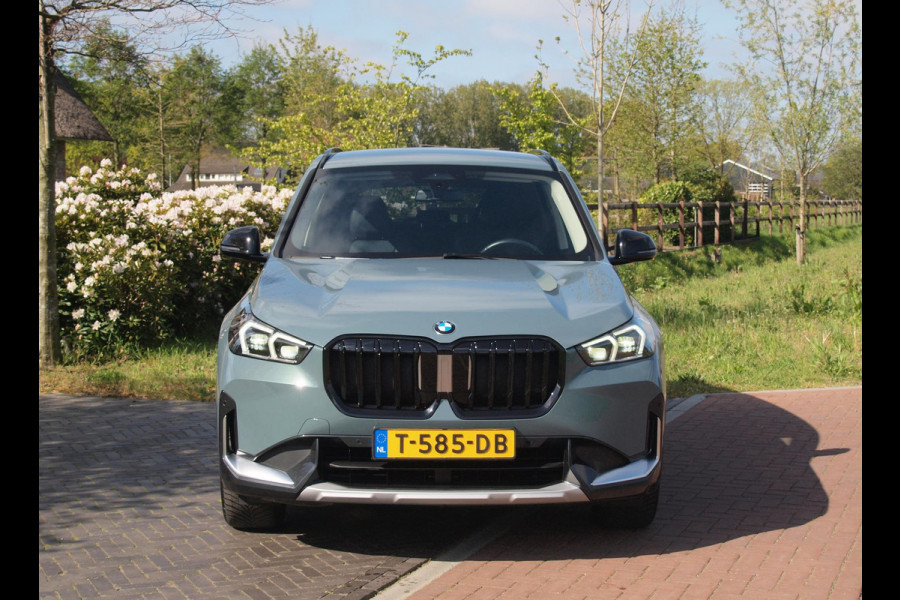 BMW X1 sDrive18i | NIEUW MODEL | Trekhaak | Sportstoelen met geheugen | Sfeerverlichting | Camera | Leer |