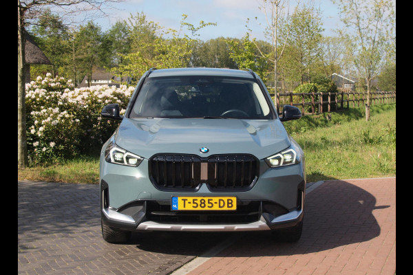 BMW X1 sDrive18i | NIEUW MODEL | Trekhaak | Sportstoelen met geheugen | Sfeerverlichting | Camera | Leer |