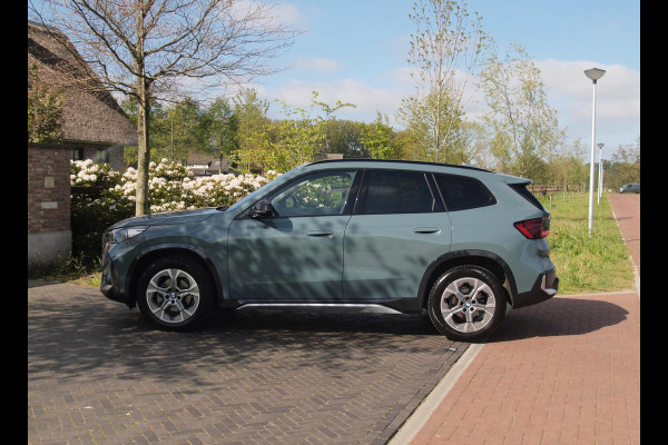 BMW X1 sDrive18i | NIEUW MODEL | Trekhaak | Sportstoelen met geheugen | Sfeerverlichting | Camera | Leer |