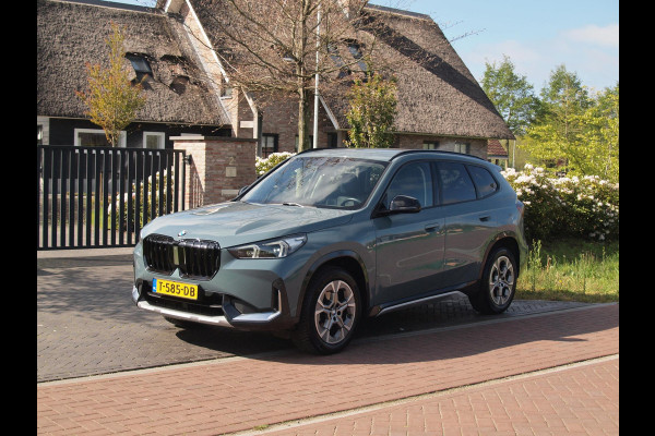 BMW X1 sDrive18i | NIEUW MODEL | Trekhaak | Sportstoelen met geheugen | Sfeerverlichting | Camera | Leer |