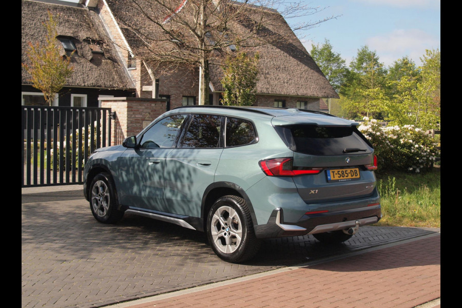 BMW X1 sDrive18i | NIEUW MODEL | Trekhaak | Sportstoelen met geheugen | Sfeerverlichting | Camera | Leer |