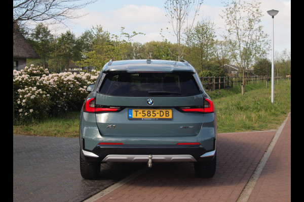 BMW X1 sDrive18i | NIEUW MODEL | Trekhaak | Sportstoelen met geheugen | Sfeerverlichting | Camera | Leer |