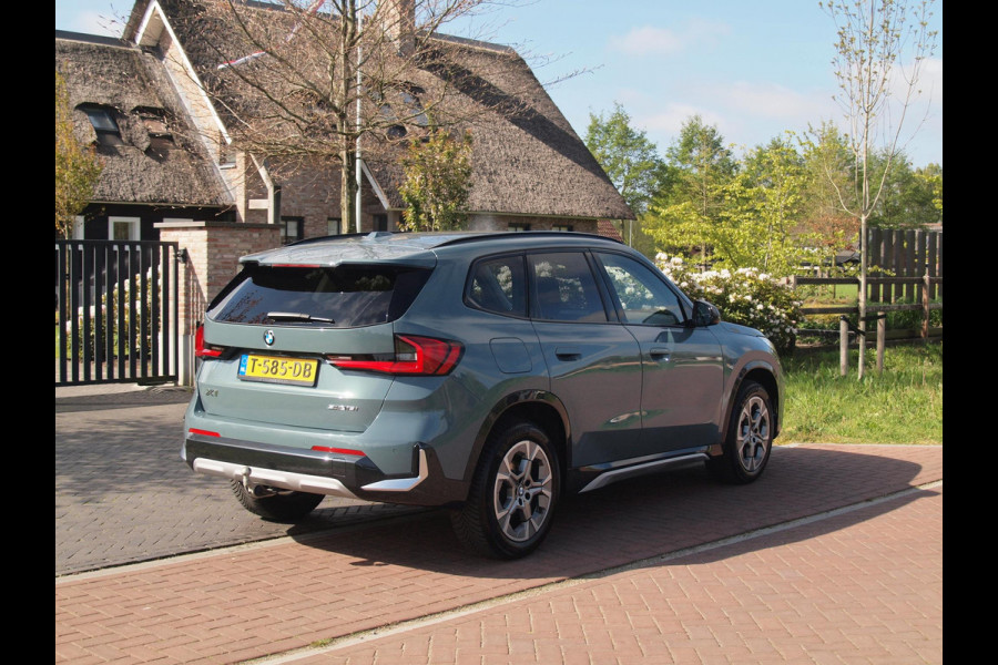 BMW X1 sDrive18i | NIEUW MODEL | Trekhaak | Sportstoelen met geheugen | Sfeerverlichting | Camera | Leer |