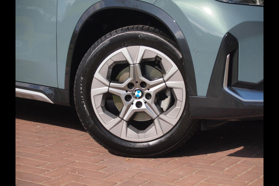 BMW X1 sDrive18i | NIEUW MODEL | Trekhaak | Sportstoelen met geheugen | Sfeerverlichting | Camera | Leer |