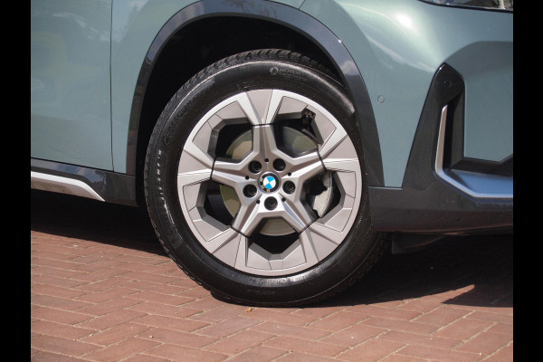 BMW X1 sDrive18i | NIEUW MODEL | Trekhaak | Sportstoelen met geheugen | Sfeerverlichting | Camera | Leer |
