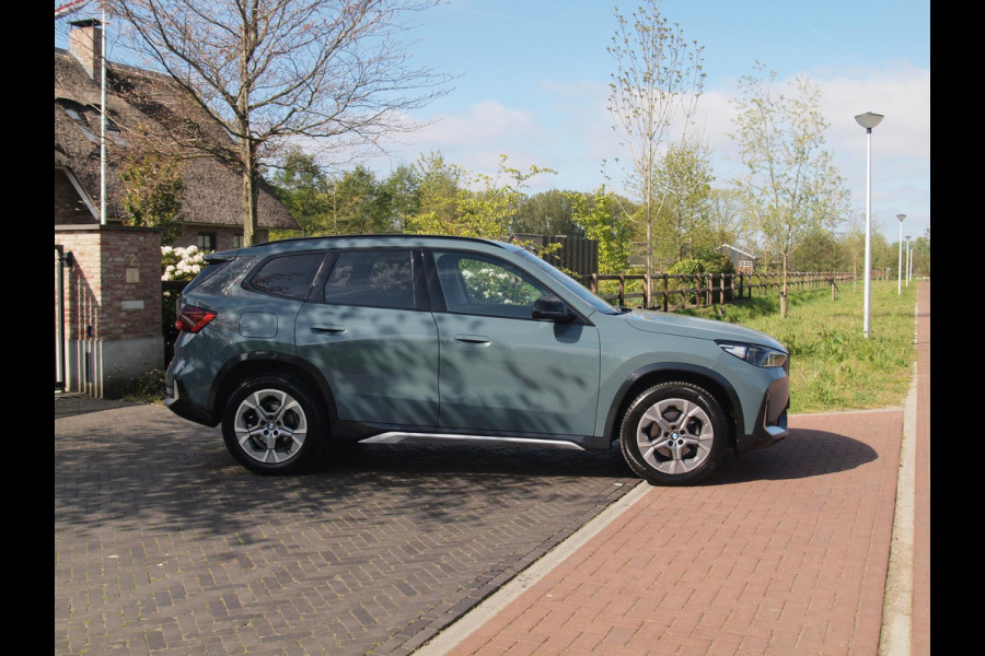 BMW X1 sDrive18i | NIEUW MODEL | Trekhaak | Sportstoelen met geheugen | Sfeerverlichting | Camera | Leer |