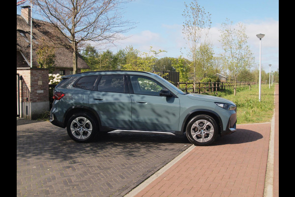 BMW X1 sDrive18i | NIEUW MODEL | Trekhaak | Sportstoelen met geheugen | Sfeerverlichting | Camera | Leer |