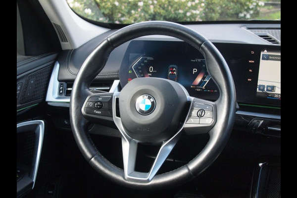 BMW X1 sDrive18i | NIEUW MODEL | Trekhaak | Sportstoelen met geheugen | Sfeerverlichting | Camera | Leer |