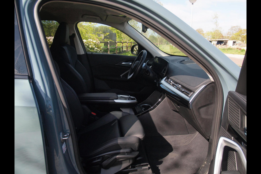 BMW X1 sDrive18i | NIEUW MODEL | Trekhaak | Sportstoelen met geheugen | Sfeerverlichting | Camera | Leer |
