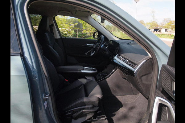 BMW X1 sDrive18i | NIEUW MODEL | Trekhaak | Sportstoelen met geheugen | Sfeerverlichting | Camera | Leer |