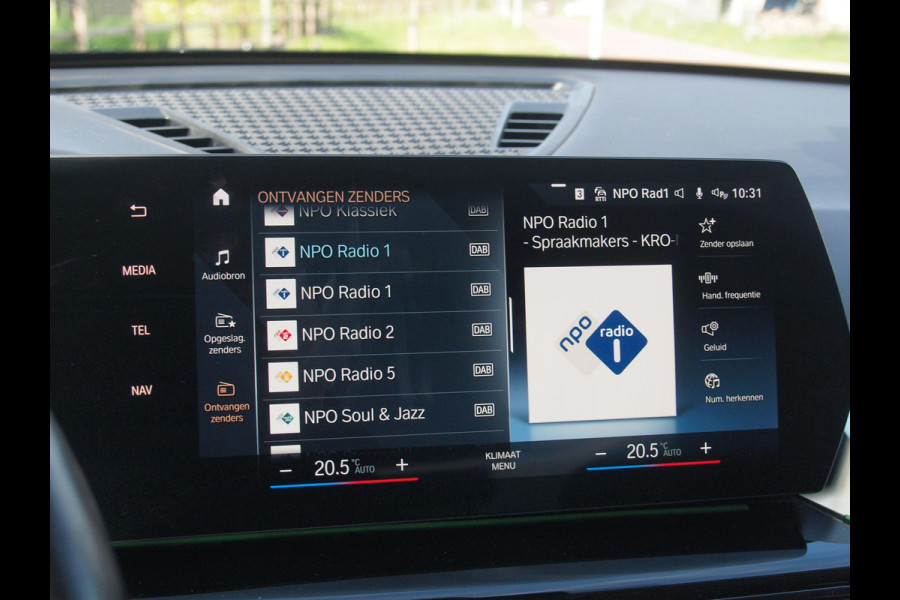 BMW X1 sDrive18i | NIEUW MODEL | Trekhaak | Sportstoelen met geheugen | Sfeerverlichting | Camera | Leer |