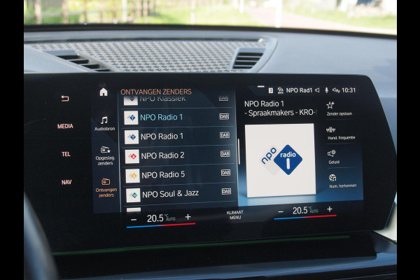 BMW X1 sDrive18i | NIEUW MODEL | Trekhaak | Sportstoelen met geheugen | Sfeerverlichting | Camera | Leer |