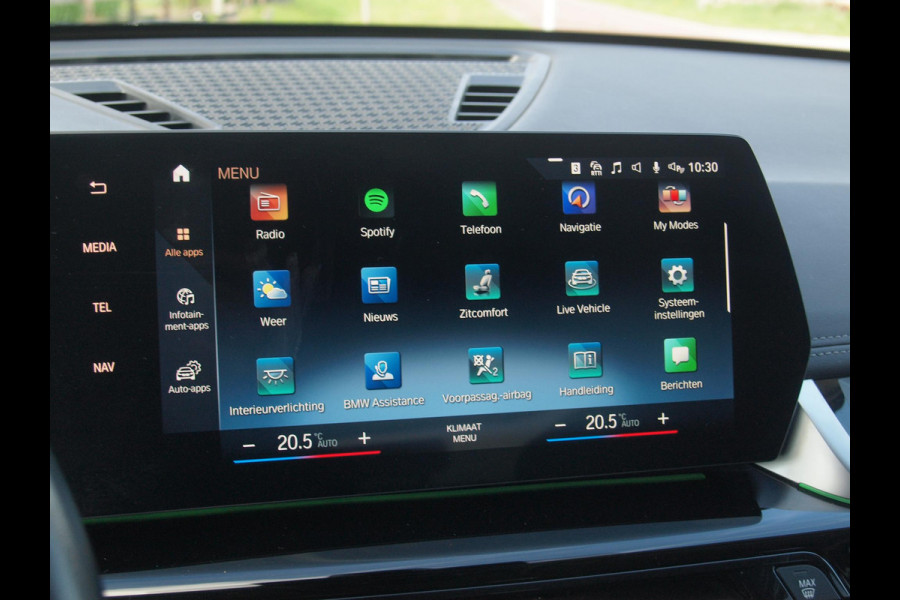 BMW X1 sDrive18i | NIEUW MODEL | Trekhaak | Sportstoelen met geheugen | Sfeerverlichting | Camera | Leer |