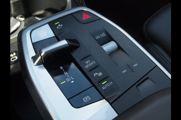 BMW X1 sDrive18i | NIEUW MODEL | Trekhaak | Sportstoelen met geheugen | Sfeerverlichting | Camera | Leer |