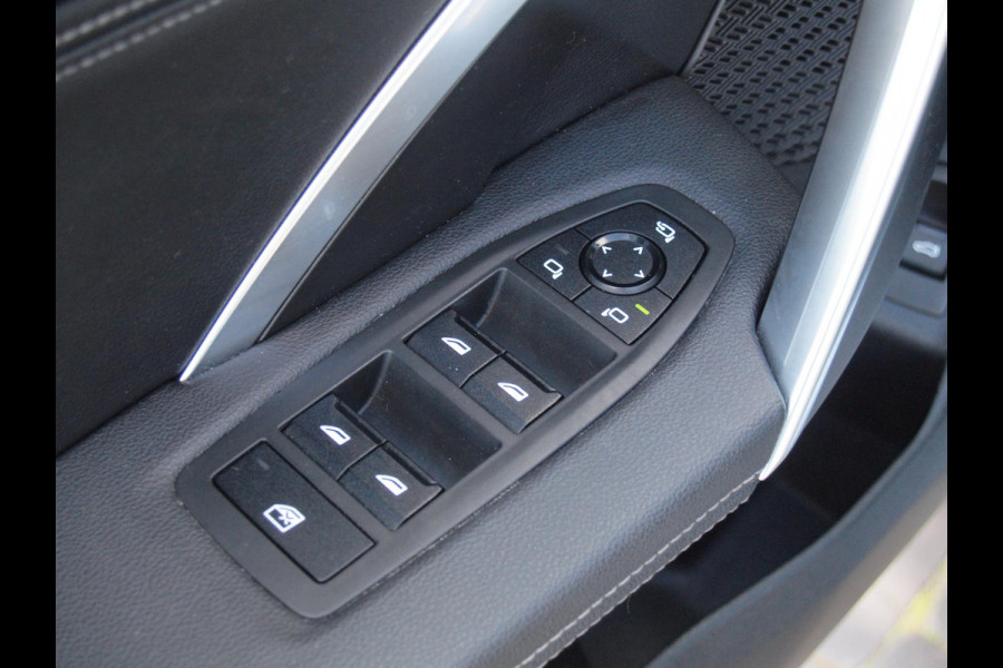 BMW X1 sDrive18i | NIEUW MODEL | Trekhaak | Sportstoelen met geheugen | Sfeerverlichting | Camera | Leer |