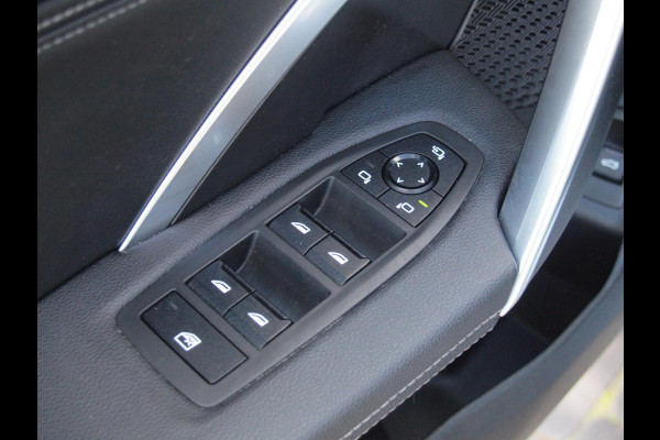 BMW X1 sDrive18i | NIEUW MODEL | Trekhaak | Sportstoelen met geheugen | Sfeerverlichting | Camera | Leer |