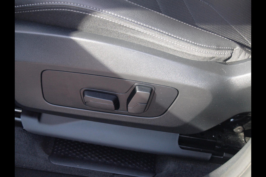 BMW X1 sDrive18i | NIEUW MODEL | Trekhaak | Sportstoelen met geheugen | Sfeerverlichting | Camera | Leer |