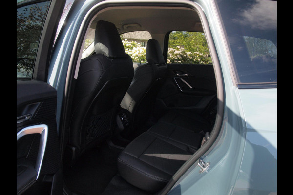 BMW X1 sDrive18i | NIEUW MODEL | Trekhaak | Sportstoelen met geheugen | Sfeerverlichting | Camera | Leer |