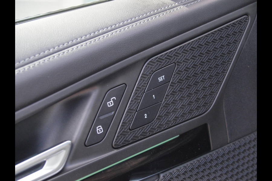 BMW X1 sDrive18i | NIEUW MODEL | Trekhaak | Sportstoelen met geheugen | Sfeerverlichting | Camera | Leer |