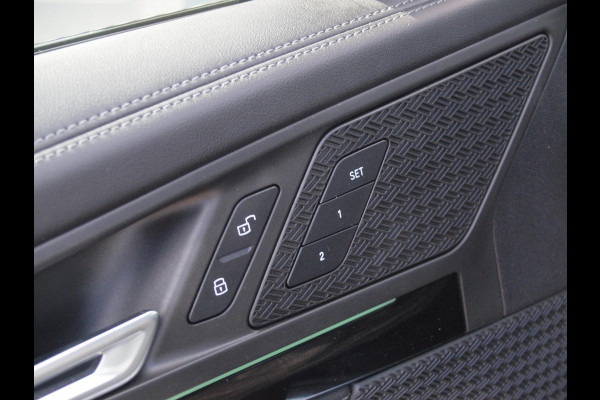 BMW X1 sDrive18i | NIEUW MODEL | Trekhaak | Sportstoelen met geheugen | Sfeerverlichting | Camera | Leer |