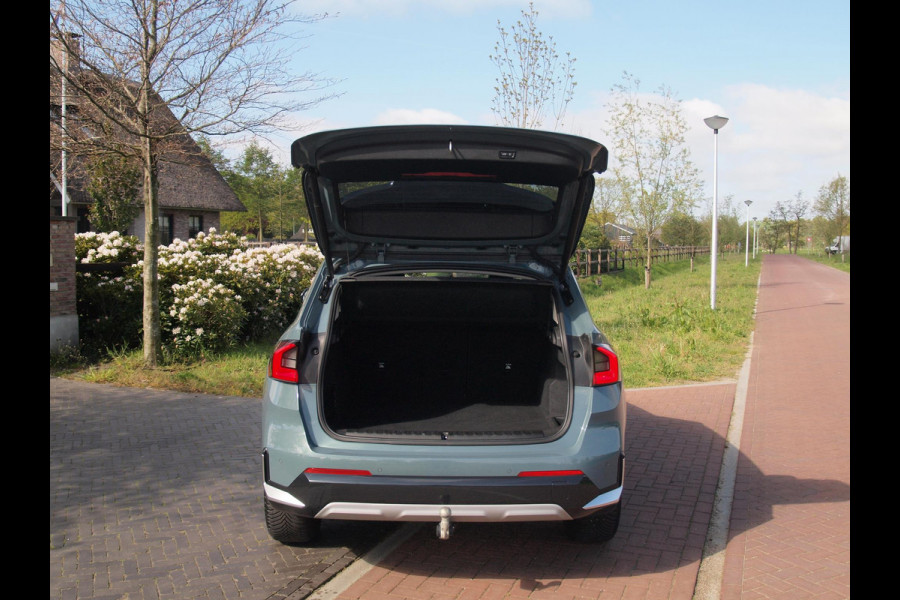 BMW X1 sDrive18i | NIEUW MODEL | Trekhaak | Sportstoelen met geheugen | Sfeerverlichting | Camera | Leer |