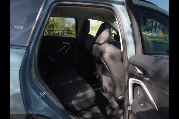 BMW X1 sDrive18i | NIEUW MODEL | Trekhaak | Sportstoelen met geheugen | Sfeerverlichting | Camera | Leer |