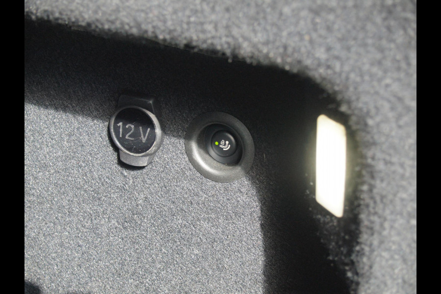 BMW X1 sDrive18i | NIEUW MODEL | Trekhaak | Sportstoelen met geheugen | Sfeerverlichting | Camera | Leer |