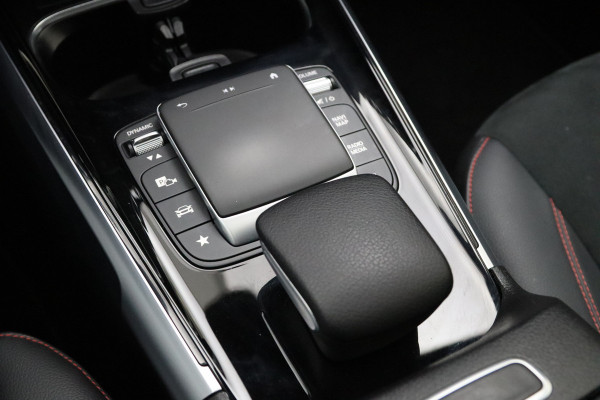 Mercedes-Benz Glb 200 Automaat AMG Line, Panoramadak, Trekhaak, Stoelverwarming