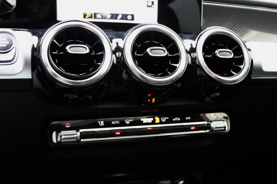 Mercedes-Benz Glb 200 Automaat AMG Line, Panoramadak, Trekhaak, Stoelverwarming