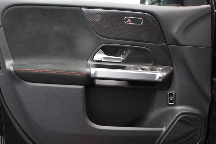 Mercedes-Benz Glb 200 Automaat AMG Line, Panoramadak, Trekhaak, Stoelverwarming