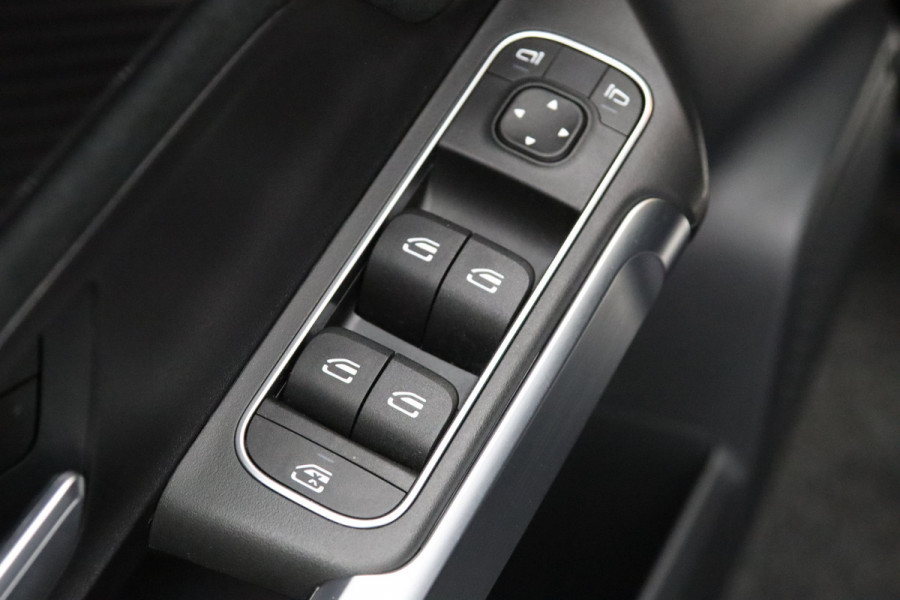 Mercedes-Benz Glb 200 Automaat AMG Line, Panoramadak, Trekhaak, Stoelverwarming