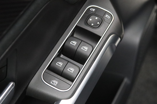 Mercedes-Benz Glb 200 Automaat AMG Line, Panoramadak, Trekhaak, Stoelverwarming