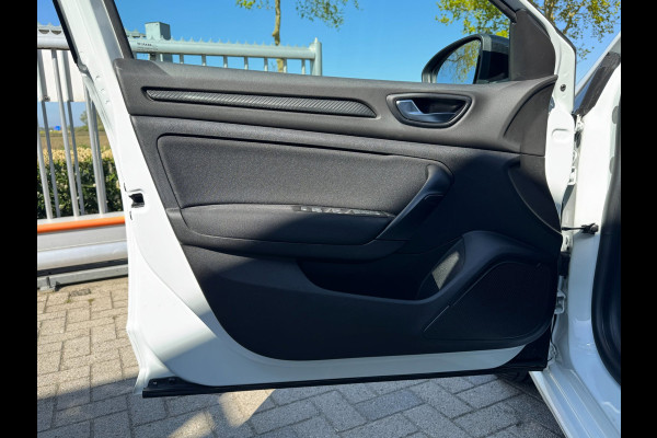 Renault Mégane 1.2 TCe Zen PDC / CRUISE / NAVI / STOELVERWARMING / ZWARTE LMV / ECC