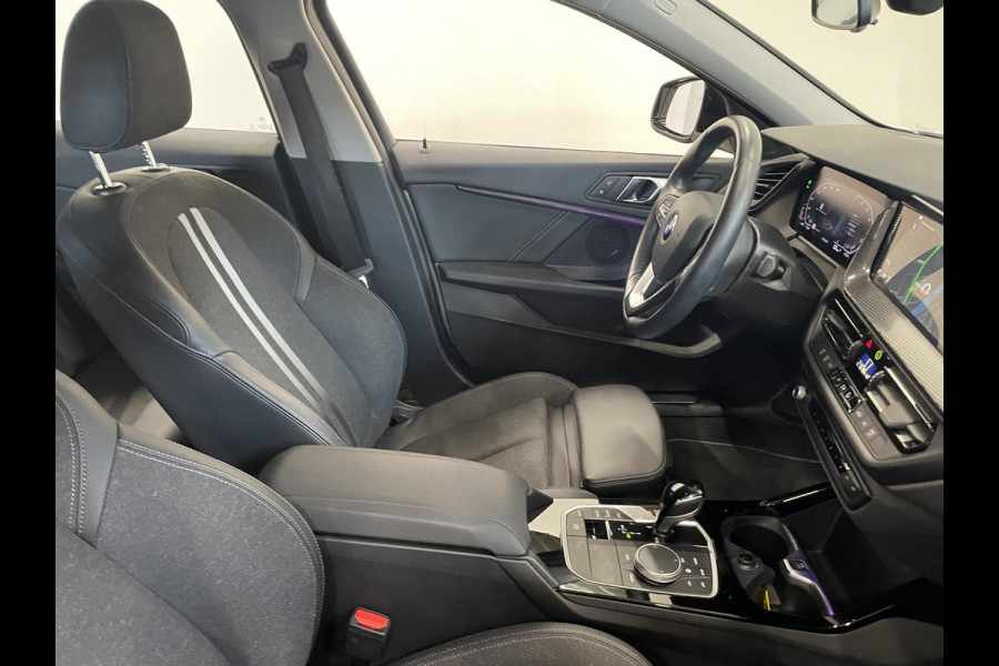 BMW 1-serie 118i Sportline Business Edition Automaat Navigatie Apple Carplay/Android Auto Camera Parkeersensoren Cruise Control Virtual Cockpit Sfeerverlichting Ledverlichting Climate Control Lichtmetalen velgen