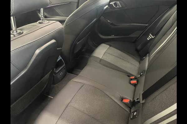 BMW 1-serie 118i Sportline Business Edition Automaat Navigatie Apple Carplay/Android Auto Camera Parkeersensoren Cruise Control Virtual Cockpit Sfeerverlichting Ledverlichting Climate Control Lichtmetalen velgen