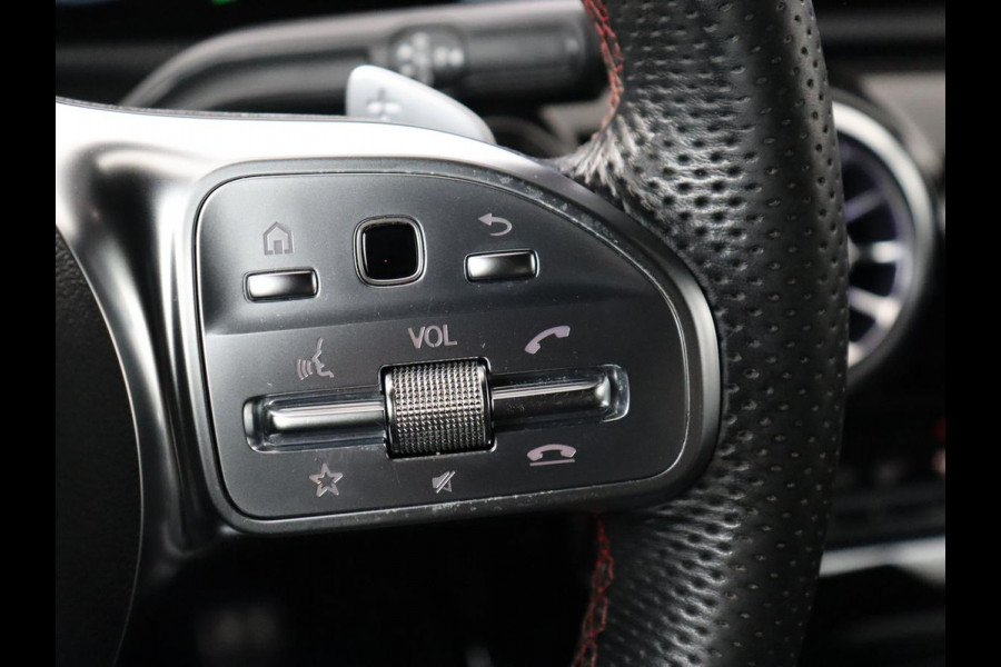 Mercedes-Benz CLA-Klasse 180 AMG Line | Panoramadak | Carplay | Leder/Alcantara | Stoelverwarming | Navigatie | Keyless | Camera | Full LED | Sportstoelen | Widescreen | Sfeerverlichting | Climate control