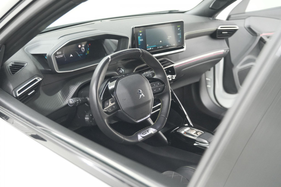 Peugeot e-2008 EV GT 50 kWh | 11 KW Laadfunctie   | Pack Winter | Alcantara | Navigatie | Camera