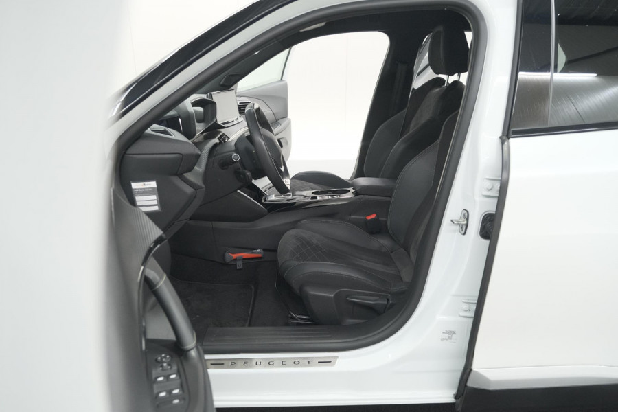 Peugeot e-2008 EV GT 50 kWh | 11 KW Laadfunctie   | Pack Winter | Alcantara | Navigatie | Camera