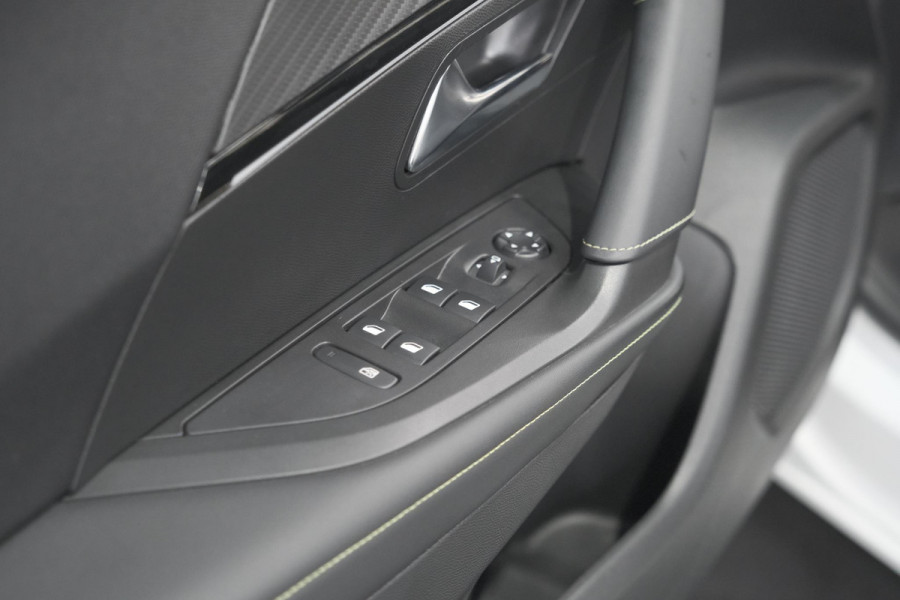 Peugeot e-2008 EV GT 50 kWh | 11 KW Laadfunctie   | Pack Winter | Alcantara | Navigatie | Camera
