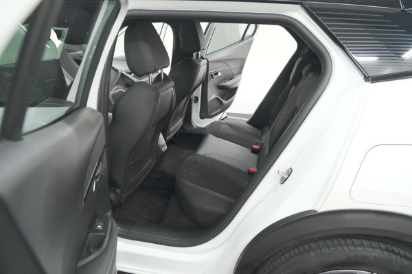 Peugeot e-2008 EV GT 50 kWh | 11 KW Laadfunctie   | Pack Winter | Alcantara | Navigatie | Camera