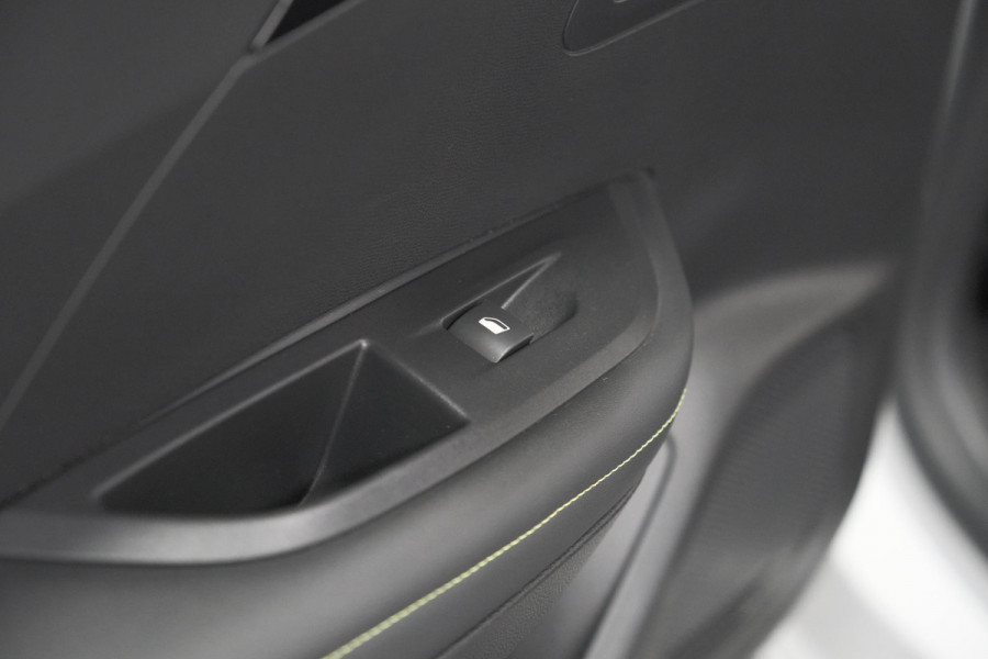 Peugeot e-2008 EV GT 50 kWh | 11 KW Laadfunctie   | Pack Winter | Alcantara | Navigatie | Camera