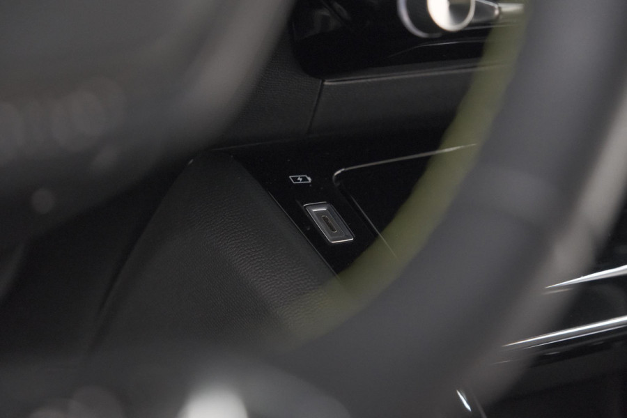 Peugeot e-2008 EV GT 50 kWh | 11 KW Laadfunctie   | Pack Winter | Alcantara | Navigatie | Camera